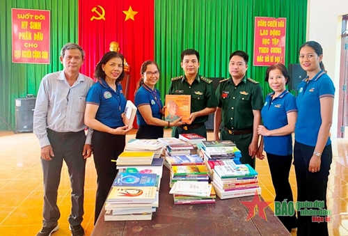 Trao 1.355 cuốn sách tặng cán bộ, chiến sĩ và nhân dân biên giới Đắk Lắk